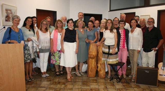 Vzbgm. NR Ulrike Königsberger-Ludwig mit den ausstellenden Künstlerinnen und Künstlern sowie mit Dr. Theresia Hauenfels, die die einführenden Worte zur Ausstellung sprach