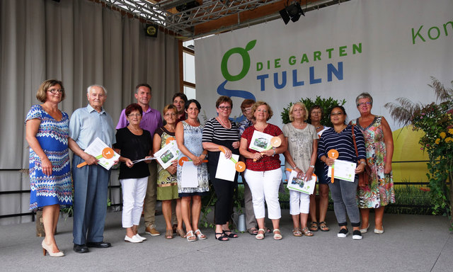 Kategorie Vorgarten, Plätze 1-10: Hr. Franz Kreuzinger, Fr. Maria Krebs, Fr. Maria Richnovsky, Fr. Karin Rothbauer, Fr. Hannelore Kitzweger, Fr. Rosemarie Zauner, Fr. Johanna Weber, Fr. Marianne Bodor, Fr. Johanna Häusgen und Fr. Moser Yuphin mit Monika Liebhart, Obfrau des Verschönerungsvereines, Franz Gruber, Geschäftsführer der Garten Tulln, Stadtrat Wolfgang Mayrhofer und Stadträtin Elfriede Pfeiffer.