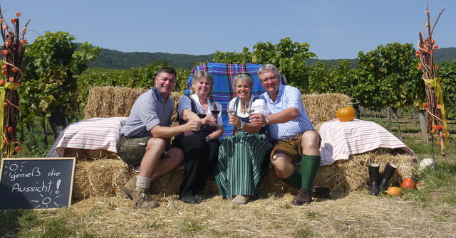 Genieß die Aussicht mit Tourismuslandesrätin Dr.in Petra Bohuslav, Landtagsabgeordneter und Pfaffstättens Bürgermeister Christoph Kainz.
