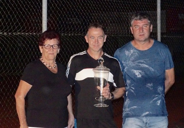 V. l.: Helga Hintermayer (Unions-Obfrau), Jürgen Bauer und Roland Mairleitner (Obman Sektion Tennis)