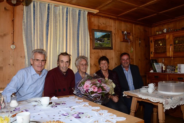 Schwager Helmut, Bruder Seppl, Jubilarin Rosa Kathrein, Schwester Anni und Vizebgm. ÖkR Emil Zangerl (v.l.). | Foto: Gemeinde Ischgl / Schmid