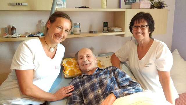 Josef Gastberger freut sich über die regelmäßigen Besuche von Anneliese Steininger (l.) und Monika Kettler-Kroiss.