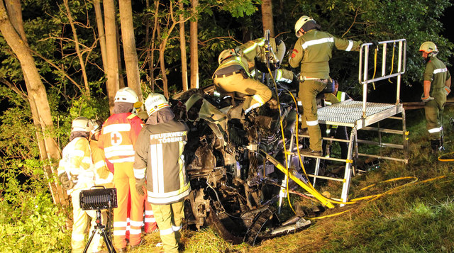 Der Lenker und seine Beifahreiern wurden im Fahrzeug eingeklemmt.