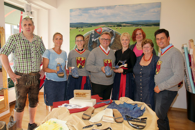 Klaus Pfrommer (Strickerei Pfrommer in Markt St. Martin), Miriam Schwack (Blaudruckerei Koó Steinberg), Sibylle Tschürtz, Landeshauptmann Hans Niessl, Iris Waltl (Holzschuherzeugung Waltl), Rita Pfrommer, Maria Mad (Weingut Mad – Haus Marienberg) und Landtagspräsident Christian Illedits bei der Präsentation des Burgenland-Pulli