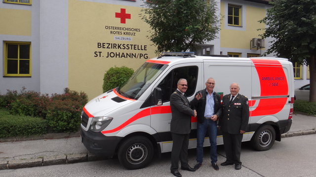 RK-Bezirksgeschäftsführer Sepp Schwaiger, St. Johanns Bürgermeister Günther Mitterer und Bezirksrettungskommandant-Stv. Peter Likar (v.l.).
