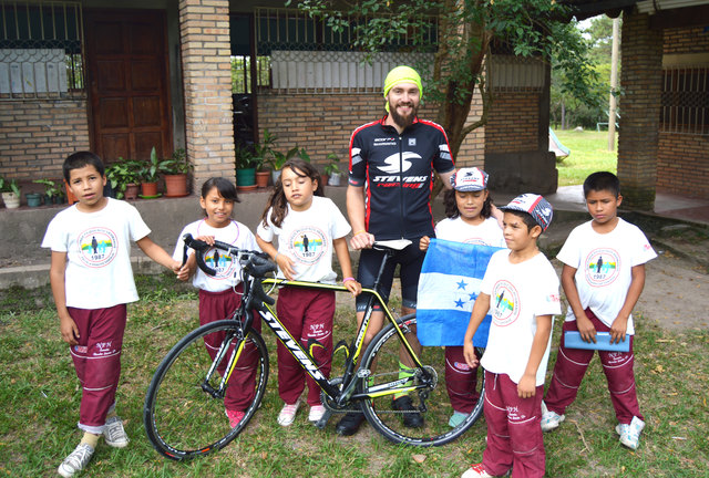Der Mittertrixner Helmut Pucher mit Schulkindern im NPH-Kinderdorf in Honduras