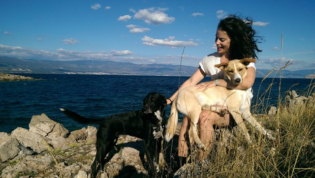 Unzertrennlich: Jeannette Schwab mit ihren beiden Hunden Lucy und Sandy.