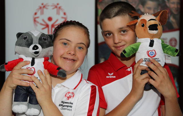 Anna-Sophie Friedl und Martin Fink mit den beiden offiziellen Maskottchen Lara und Luis.