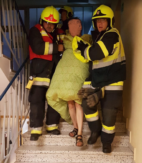 Dramatische Bilder: Die Frau konnte in letzter Sekunde aus der Rauchhölle gerettet werden