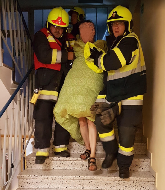 Dramatische Bilder: Die Frau konnte in letzter Sekunde aus der Rauchhölle gerettet werden | Foto: Hauptfeuerwache Villach