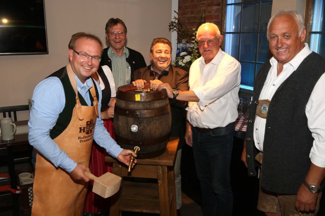 Bereits ein Profi beim Anzapfen: Mit nur zwei Schlägen wurde das Fass Oktoberfestbier Bürgermeister Johannes Waidbacher angezapft. | Foto: Geiring