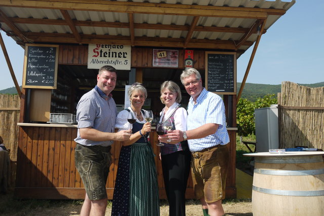 Freuten sich über den Rekordbesuch bei der Genussmeile: Wienerwald Tourismus Geschäftsführer Mario Gruber, Tourismuslandesrätin Petra Bohuslav, Wienerwald Tourismus Aufsichtsratsvorsitzende Irene Moser und Landtagsabgeordneter und Pfaffstättens Bürgermeister Christoph Kainz.