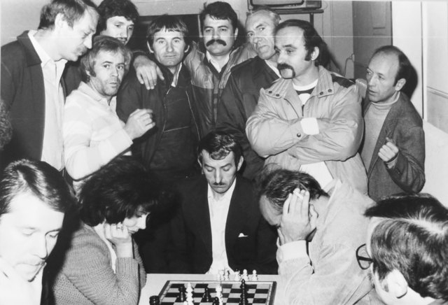 In der Ausstellung sind zahlreiche Original-Fotos sowie Zeitungsartikel und andere Medien anzusehen.