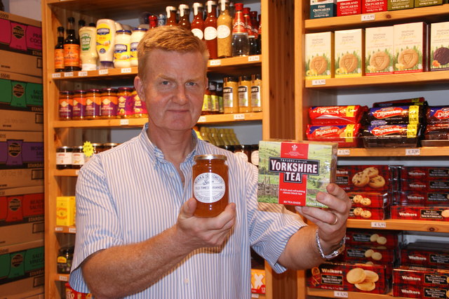 Alles für den Five O'Clock Tea: Chris Clee mit der typischen Orangenmarmelade und dem Yorkshire-Tea.