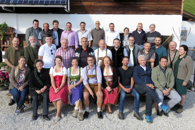 Im Bild die Gemeinderäte, Verwaltungsmitarbeiter und Agrarvertreter beim Gruppenfoto vor der Almhütte.