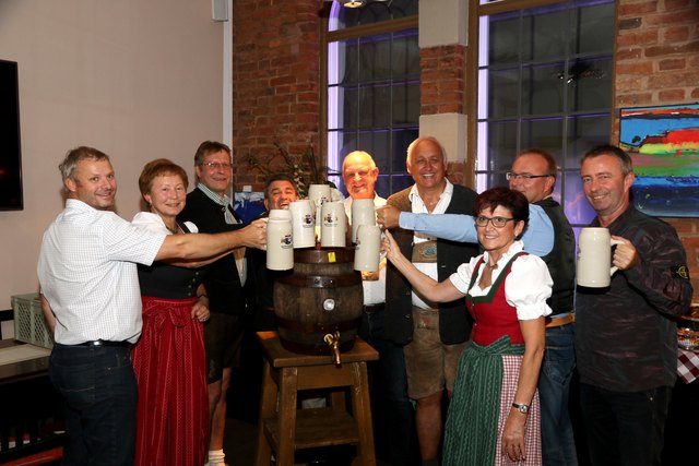 Im Bild beim Zuprosten (v. li.) Verkaufsleiter Roland Feurhuber vom Traunsteiner Hofbräuhaus, 3. Bgm. Christa Kick, 2. Bgm. Thomas Klumbies, Geschäftsführer Sepp Schumacher vom Traunsteiner Hofbräuhaus, Bürgermeister Klaus Schmid, Festwirt Helmut Zeiler, Anni Zeiler, Braunaus Bürgermeister Johannes Waidbacher und Messeleiter Herwig Untner von der Messe Braunau.
