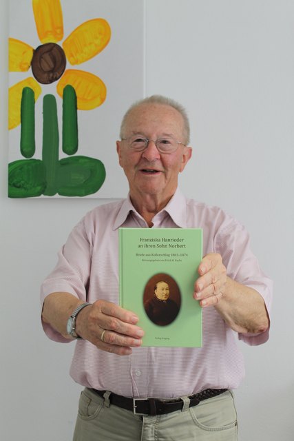 Johann Falkinger mit dem neuen Buch über Norbert Hanrieder. Darin sind die Briefe seiner Mutter an ihn veröffentlicht.