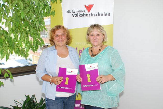 Beate Gfrerer und Ines Holme mit dem neuen Kursbuch der Kärntner Volkshochschulen (VHS)