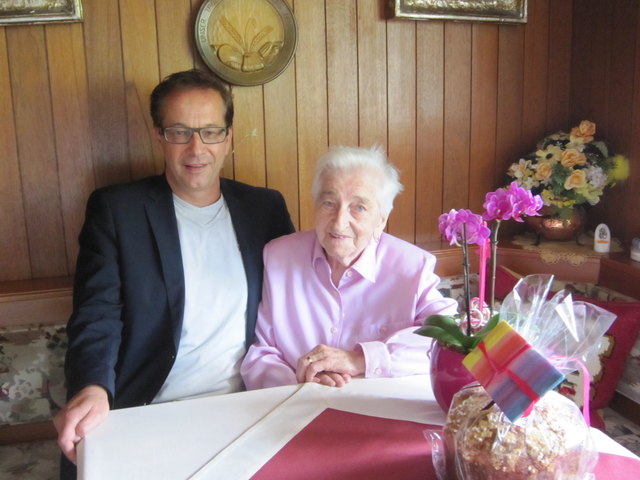 Jubilarin Maria Obermayr mit Bgm. Dr. Wolfgang Jörg.