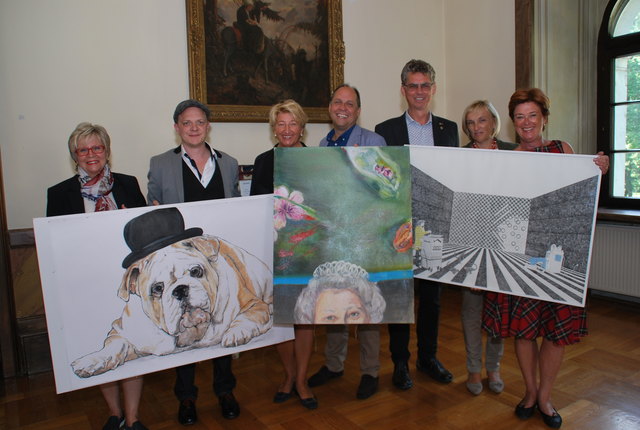 Evelin Staber, Bernd Sima, Elisabeth Rossegger, Andreas Nestler, Günter Brunner, Bettina Assam und Ina Maria Lerchbaumer mit den Werken, die gewonnen werden können