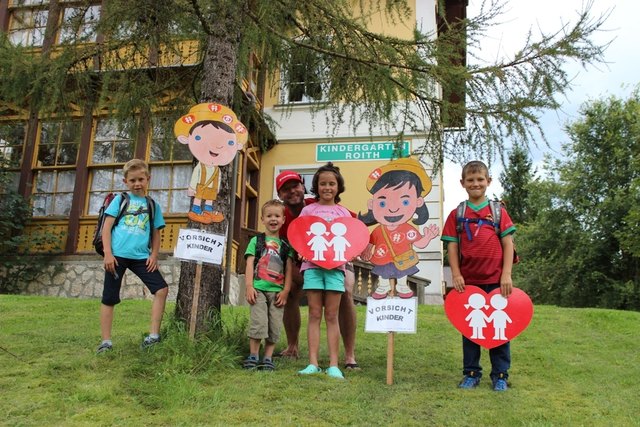 MIt entsprechenden Markierungen machen die Kinderfreunde Ebensee darauf aufmerksam, dass mit Schul- und KIndergartenbeginn wieder mehr kleine Verkehrsteilnehmer unterwegs sind.