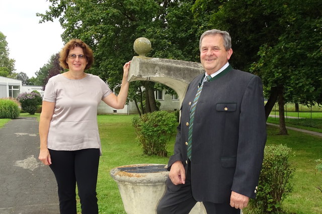 Folgen dem Wunsch der Bevölkerung. Sonja Witsch und Heinrich Schmidlechner vor dem Brunnen, der revitalisiert wird.