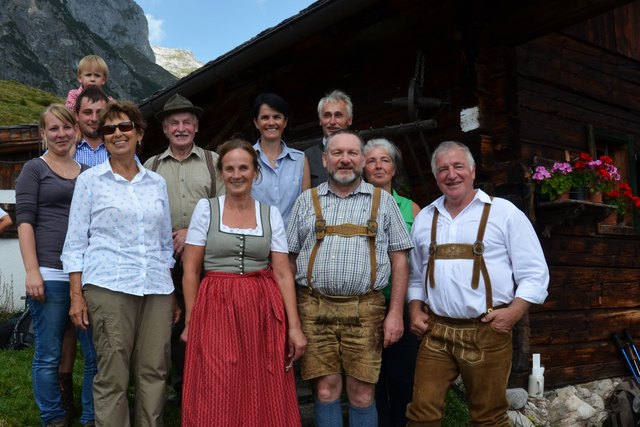Vier Generationen der Familie Quehenberger mit WKÖ-Obfrau Petra Nocker-Schwarzenbacher, GF-des Sbg. Bergsportclubs Maria Ranner, Hüttenwirt Josef Kreuzer und Obmann Walter Karnutsch.