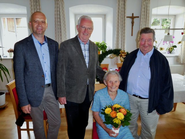 Die Gratulanten: Bürgermeister Thomas Bogner, Karl Degenhart und Pfarrer Alfred Höfler (v. l.) bei Maria Dorfner.