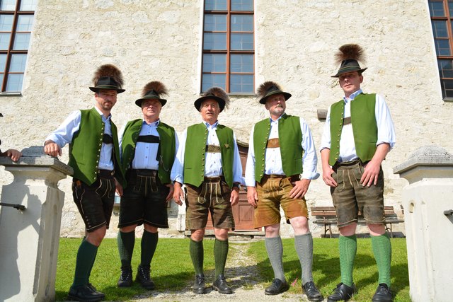 Der Männerchor "D'Kiahmöcha" bei ihrem Auftritt vor der Pfarrkirche beim Dirndlgwandsonntag in Göstling an der Ybbs.