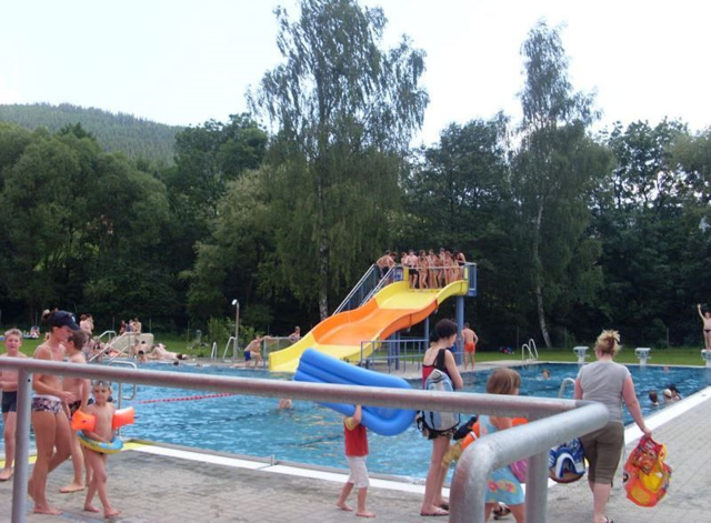 Das Freibad in St. Oswald wartet mit Temperaturen um die 24 Grad auf.