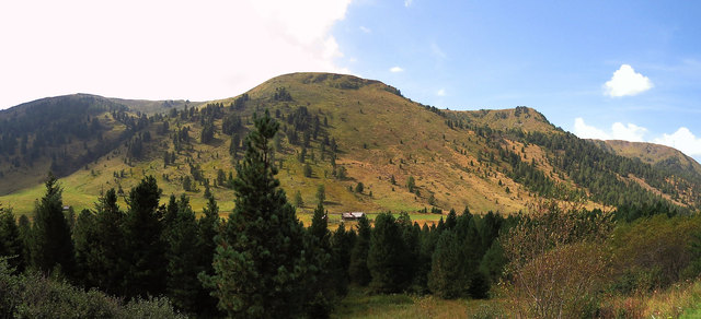 Hier eine Alm bei Schönfeld im Lungau. Die Farbe des Herbstes zeigt sich an den steilen Hängen, die Rinder wurden ins Tal gebracht.