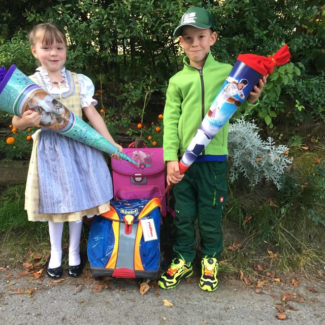 Endlich geht es los: Christina und Martin sind schon ganz gespannt, was sie in der Schule erwartet.