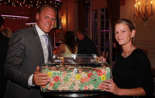 Casino Direktor Wolfgang Haubenwaller mit Jubiläums-Besucherin Manuela J.