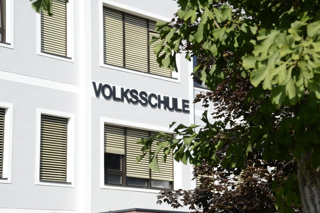 Die Fassade der Volksschule Liezen erstrahlt genauso wie der Innenbereich in neuem Glanz.
1,6 Millionen Euro sind in den diesjährigen Umbau investiert worden.
