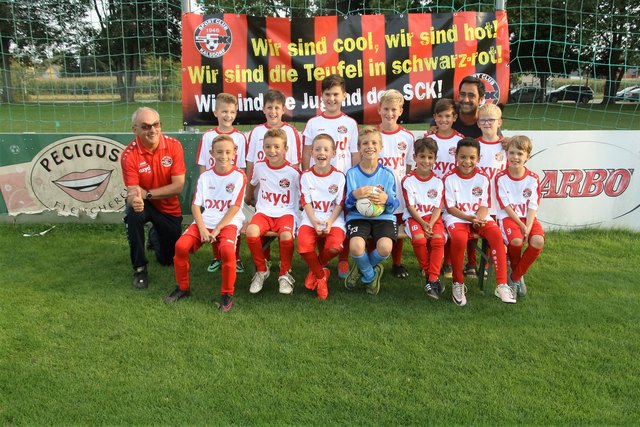 Die U9 in ihren neuen Dressen mit Trainer Rene Walter (links) und Sponsor Robert Yildiz (rechts)