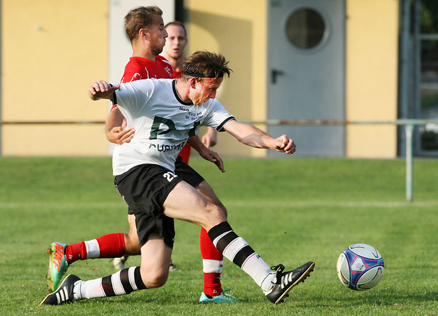 St. Stefans Manfred Hribersek (in weiß) traf gegen Wies doppelt, hatte entscheidenden Anteil am 4:3-Sieg.