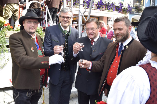 Johann Pletzer (Hauptmann Schützenkompanie Kitzbühel), BM Klaus Winkler, LH Günther Platter, Michael Schwanninger (Obmann Stadtmusik Kitzbühel) feierten mit der Stadtmusik Kitzbühel das 150-jährige Bestehen.