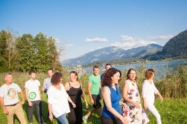 Der Grüne Landtagsklub bei einem Spaziergang rund um den Walchsee.