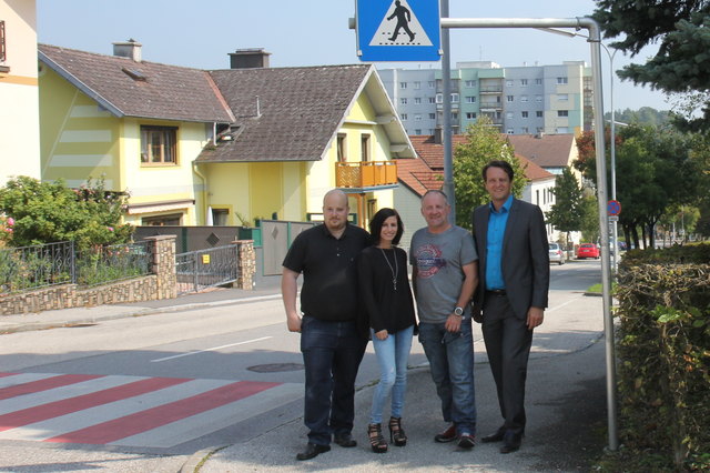 Fordern 30er-Zone in der Elsa-Brandström-Straße (v.l.n.r.): Gemeinderat Andreas Haker (SPÖ), Gemeinderätin Sarah Huber (Grüne), Umweltgemeinderat Bernhard Wagner und Stadtparteivorsitzender Stadtrat Mag. Gerhard Riegler (SPÖ).