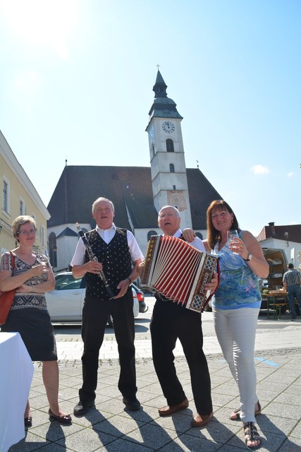 Claudia Fuchsluger mit den Musikanten und der "Kas-Resi".