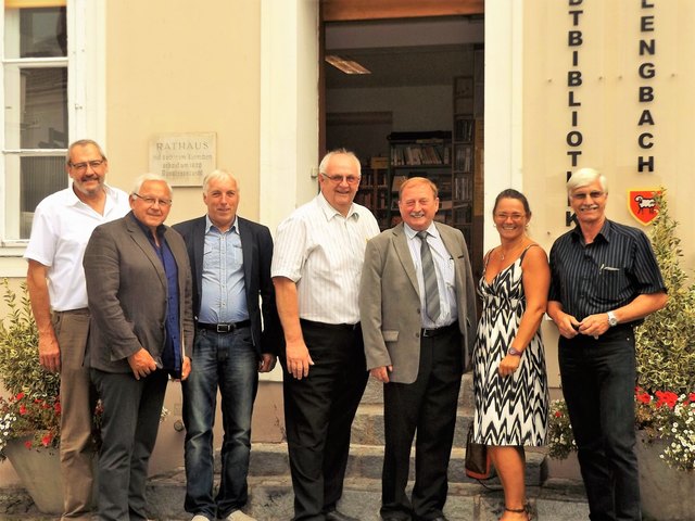 Der Vorstand der Region Elsbeere-Wienerwald: v.l.n.r: Bgm. Josef Denk, NR Bgm. Johann Hell, Bgm. Franz Wohlmuth, Bgm. Hermann Rothbauer, Obmann Josef Ecker, Bgmin. Karin Winter, Bgm. Helmut Lintner
