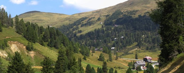 Schönfeld ist ein Wintersportort nahe der Grenze zu Kärnten. Der Übergang nach Kremsbrücke ist relativ abenteuerlich. Schlechte Straße, dazu eng und kurvenreich... aber die Landschaft ein Traum! Kurz nach der Ortschaft heißt Kärnten willkommen. Hier die Sicht auf Beherbergungsangebote von Süd nach Nord.