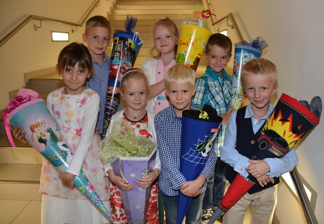 Die Schultüte hat den ersten Schultag für Franziska, Leonie, Johanna, Michael, Jonas, Thomas und Simon versüßt.		        Foto: Josef Messirek