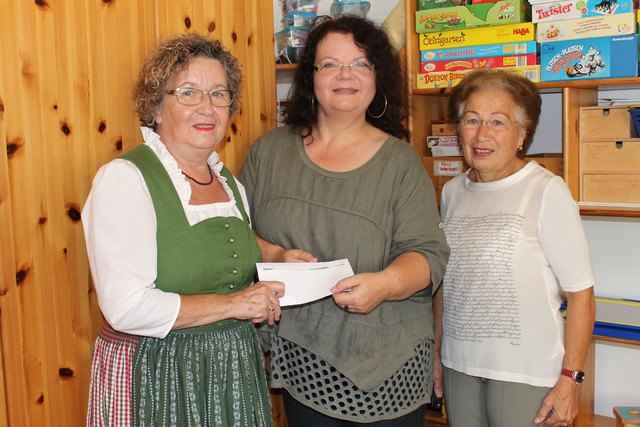 Goldhauben-Obfrau Christine Gabath, Gabriele Sillipp und Yolanda Schloßgangl (v. l.).