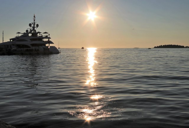 Sterne im Wasser,der Hafen von Rovinj in Kroatien, Urlaub am Meer, Sonnenuntergang