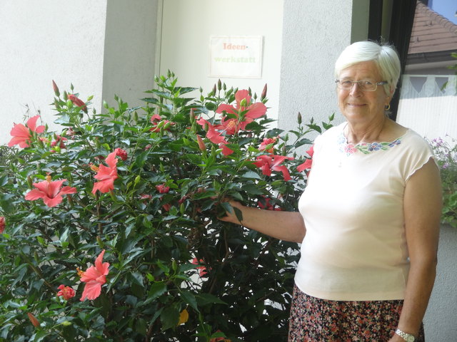 Foto zeigt Erna Thrackl mit der Hibiskusblume.