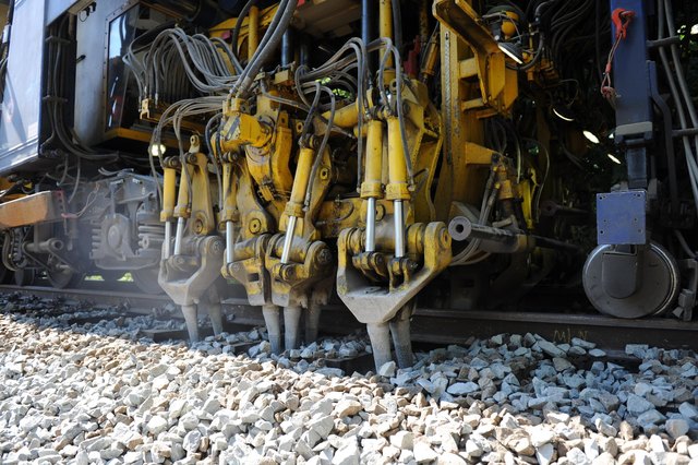 Im Weichenbereich des Bahnhofes Steeg-Gosau wird in der Nacht von Dienstag auf Mittwoch am Schotterbett gearbeitet.