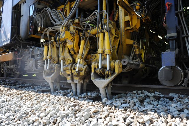 Im Weichenbereich des Bahnhofes Steeg-Gosau wird in der Nacht von Dienstag auf Mittwoch am Schotterbett gearbeitet. | Foto: ÖBB