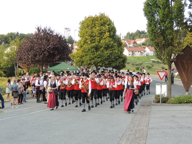 Großer Aufmarsch: Die teilnehmenden Musikvereine marschierten an beiden Tagen mit ihren musikalischen Grüßen und Glückwünschen vor dem feierlichen Festakt ein.