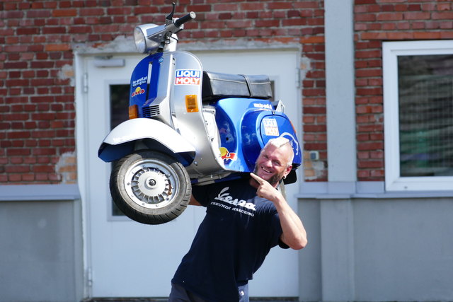 Stuntfahrer Günter Schachermayer springt am Donnerstag, dem 15. September, um 11 Uhr von der Jauntalbrücke – mit der Vespa